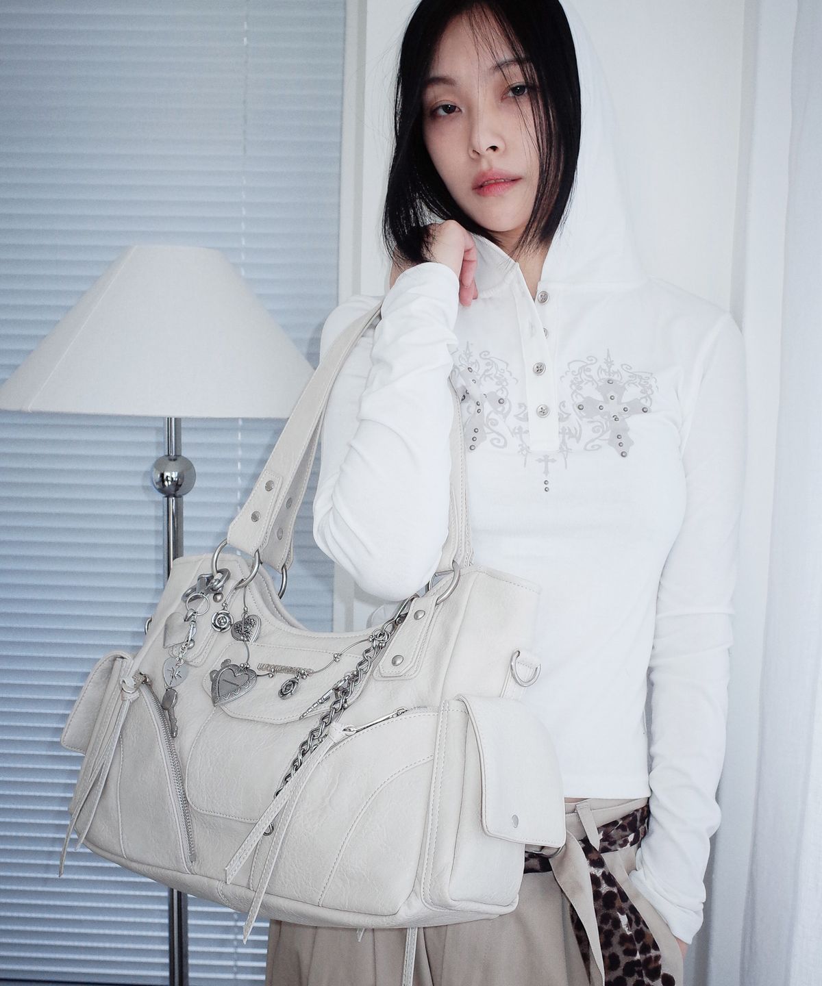 이우가마카라스(IUGAMAKARAS) Studded Leather Shoulder Bag (Cream)