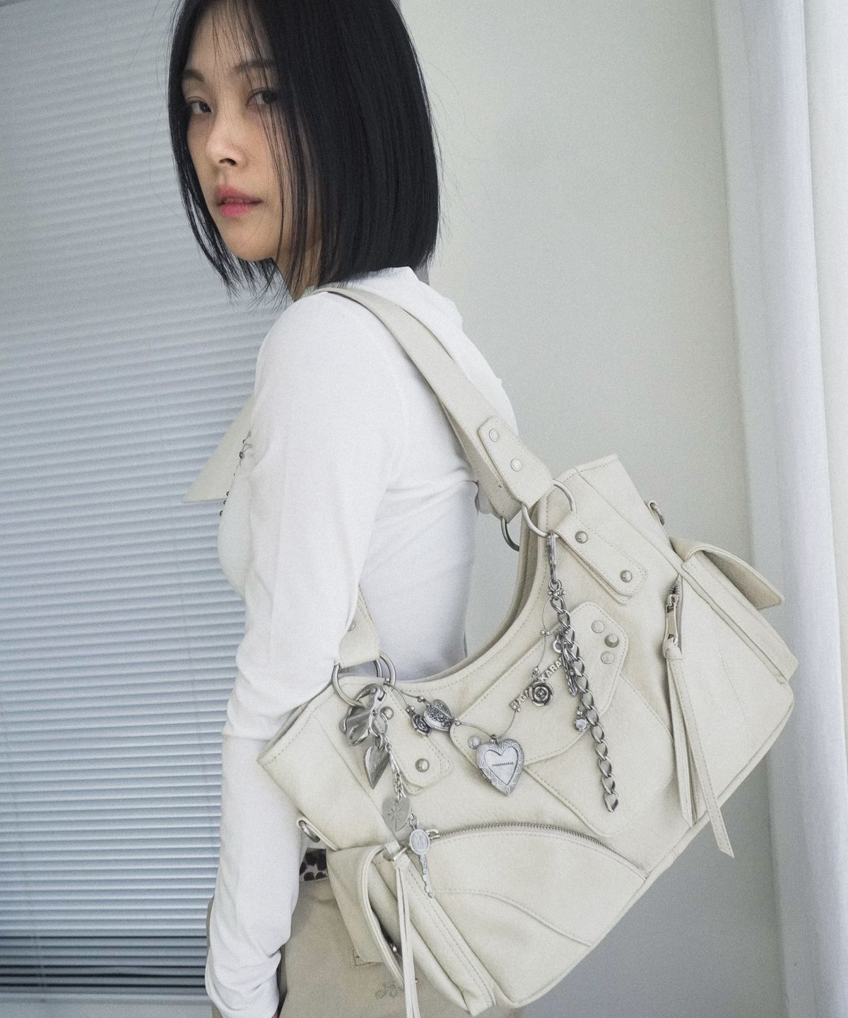 이우가마카라스(IUGAMAKARAS) Studded Leather Shoulder Bag (Cream)