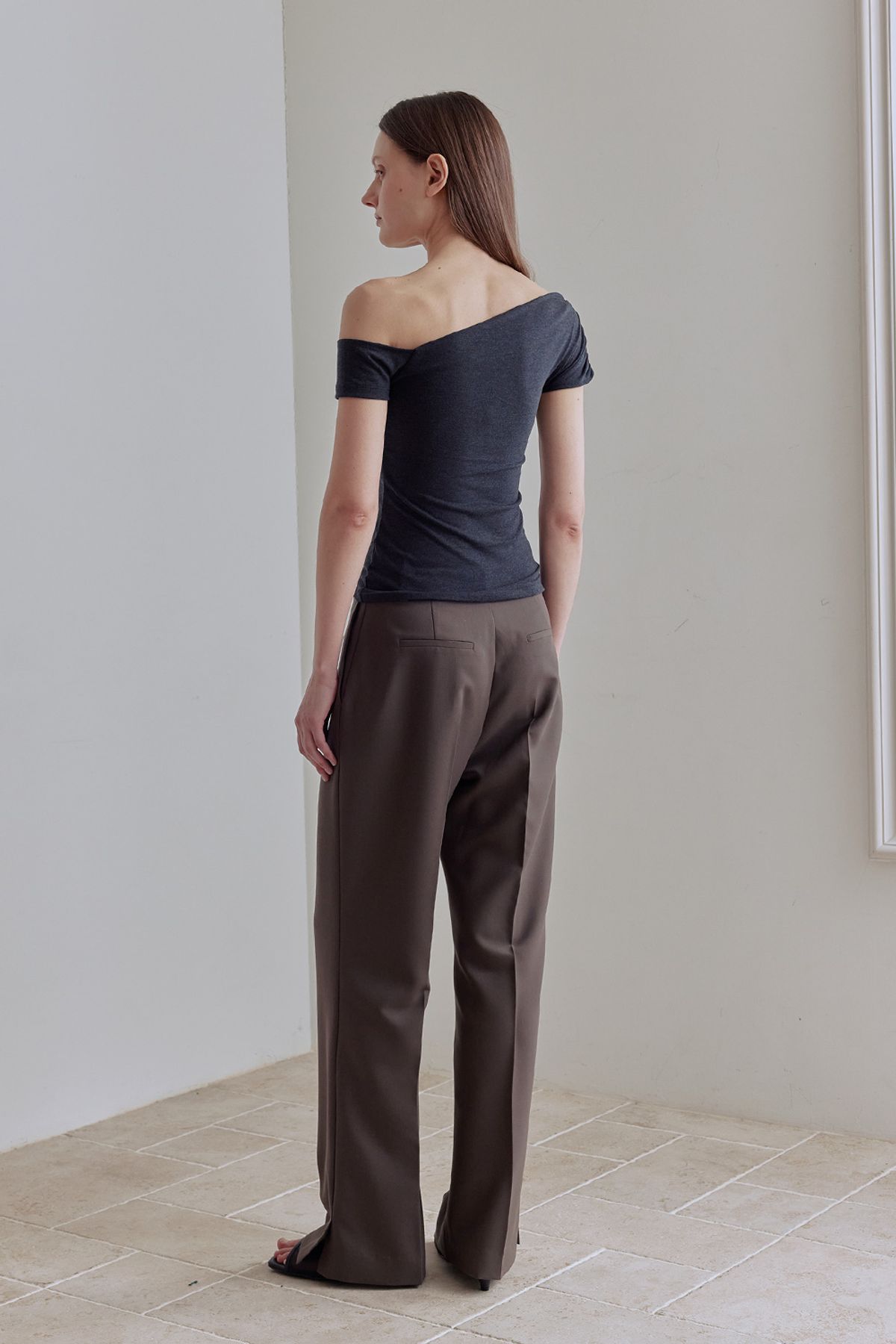 애프터아워즈(AFTERHOURS) UNBALANCED ONE-SHOULDER TOP (CHARCOAL )