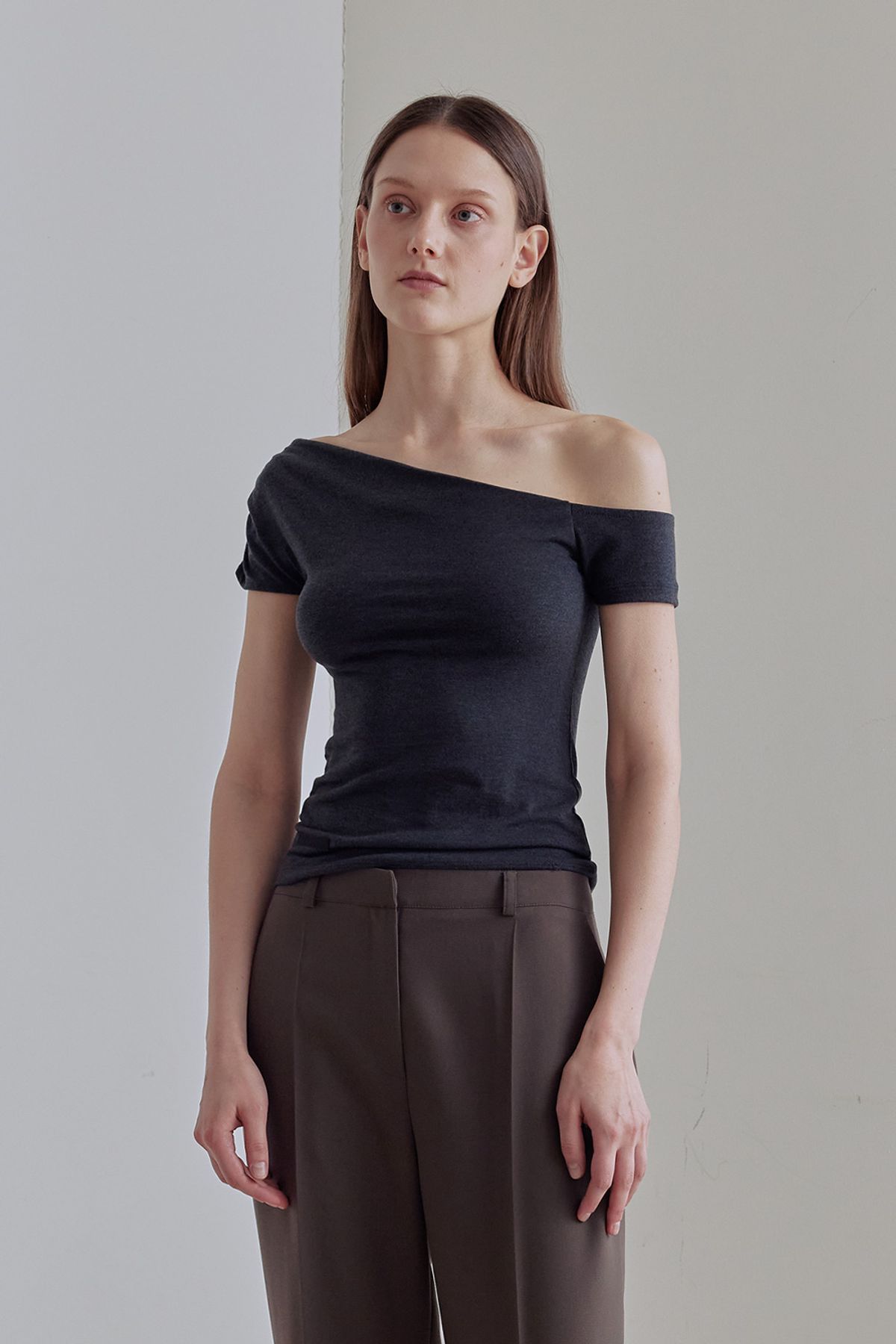 애프터아워즈(AFTERHOURS) UNBALANCED ONE-SHOULDER TOP (CHARCOAL )