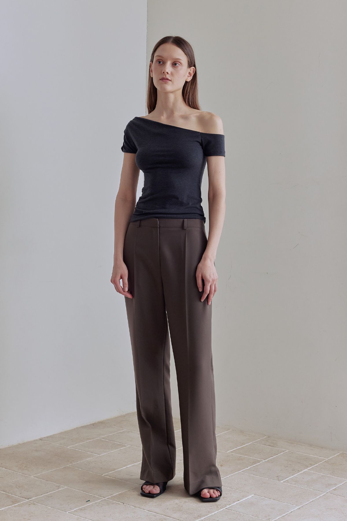 애프터아워즈(AFTERHOURS) UNBALANCED ONE-SHOULDER TOP (CHARCOAL )