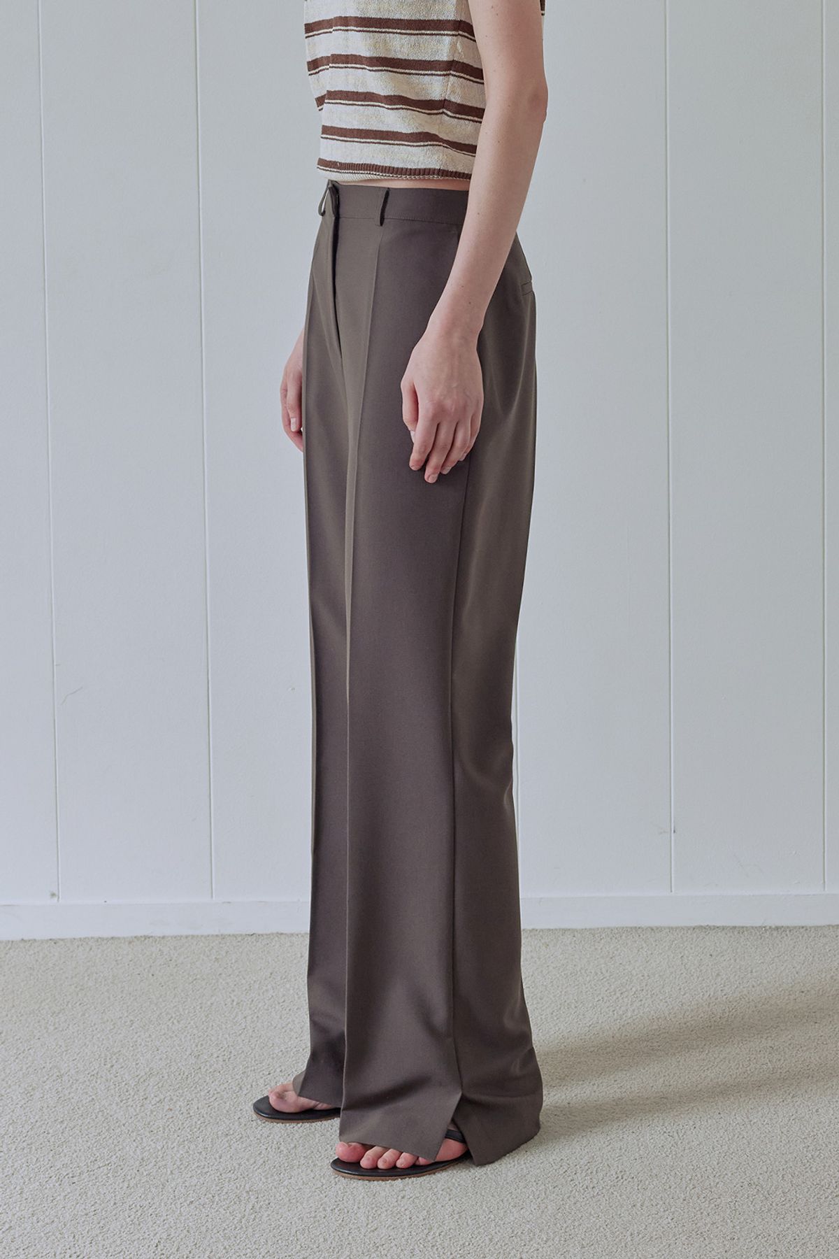 애프터아워즈(AFTERHOURS) SIDE SLIT SEMI BOOTS CUT SLACKS (KHAKI-BROWN)