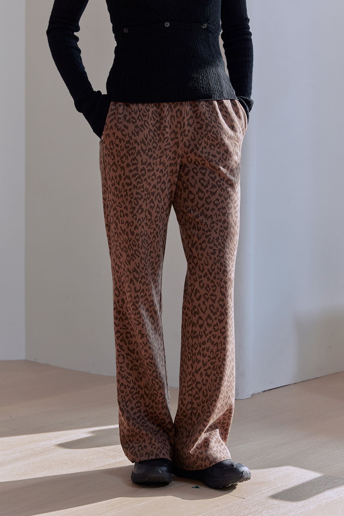 애프터아워즈(AFTERHOURS) LEOPARD BOOTS CUT BANDING PANTS (BROWN)