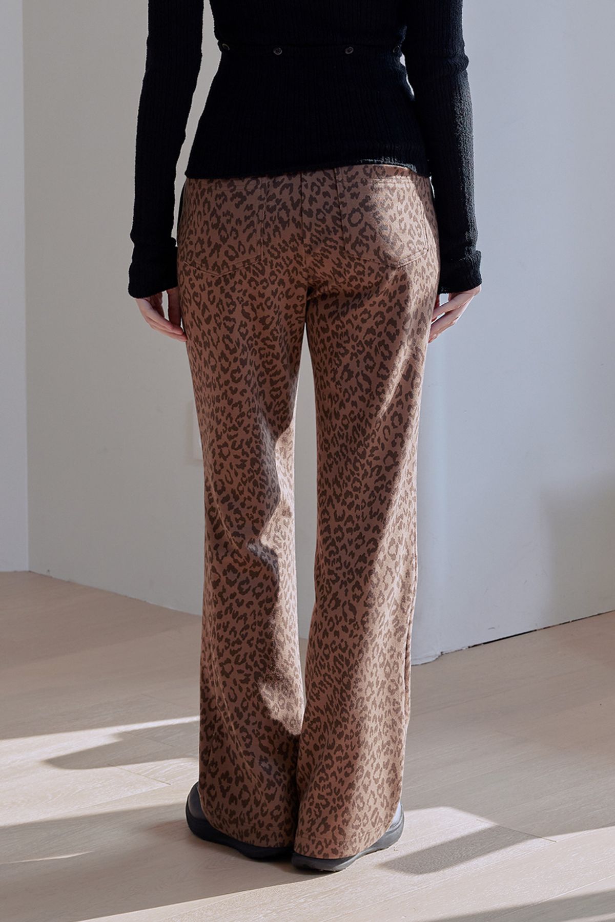 애프터아워즈(AFTERHOURS) LEOPARD BOOTS CUT BANDING PANTS (BROWN)