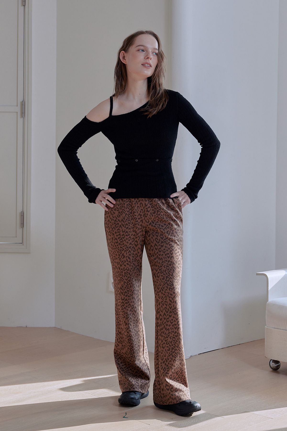 애프터아워즈(AFTERHOURS) LEOPARD BOOTS CUT BANDING PANTS (BROWN)