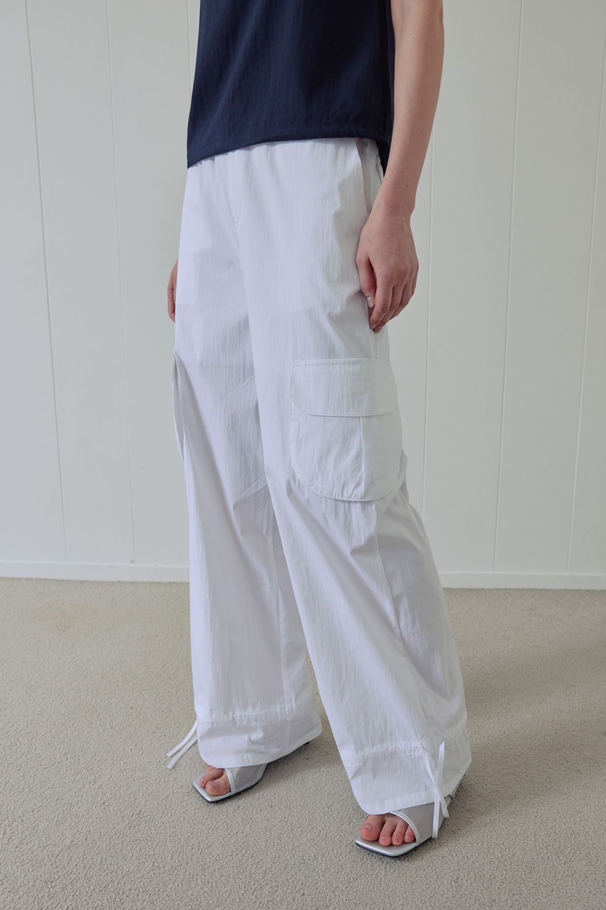 애프터아워즈(AFTERHOURS) DRAWSTRING PARACHUTE CARGO PANTS (WHITE)