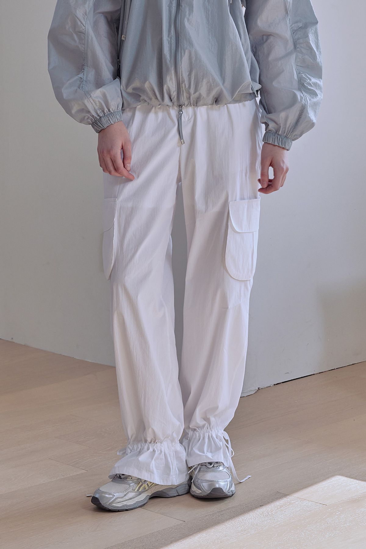 애프터아워즈(AFTERHOURS) DRAWSTRING PARACHUTE CARGO PANTS (WHITE)
