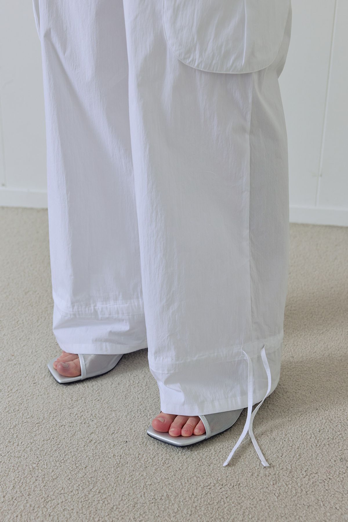 애프터아워즈(AFTERHOURS) DRAWSTRING PARACHUTE CARGO PANTS (WHITE)