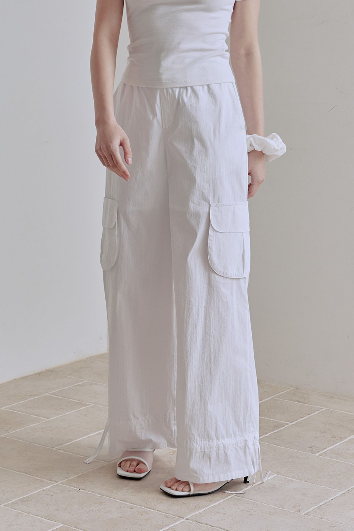 애프터아워즈(AFTERHOURS) DRAWSTRING PARACHUTE CARGO PANTS (WHITE)