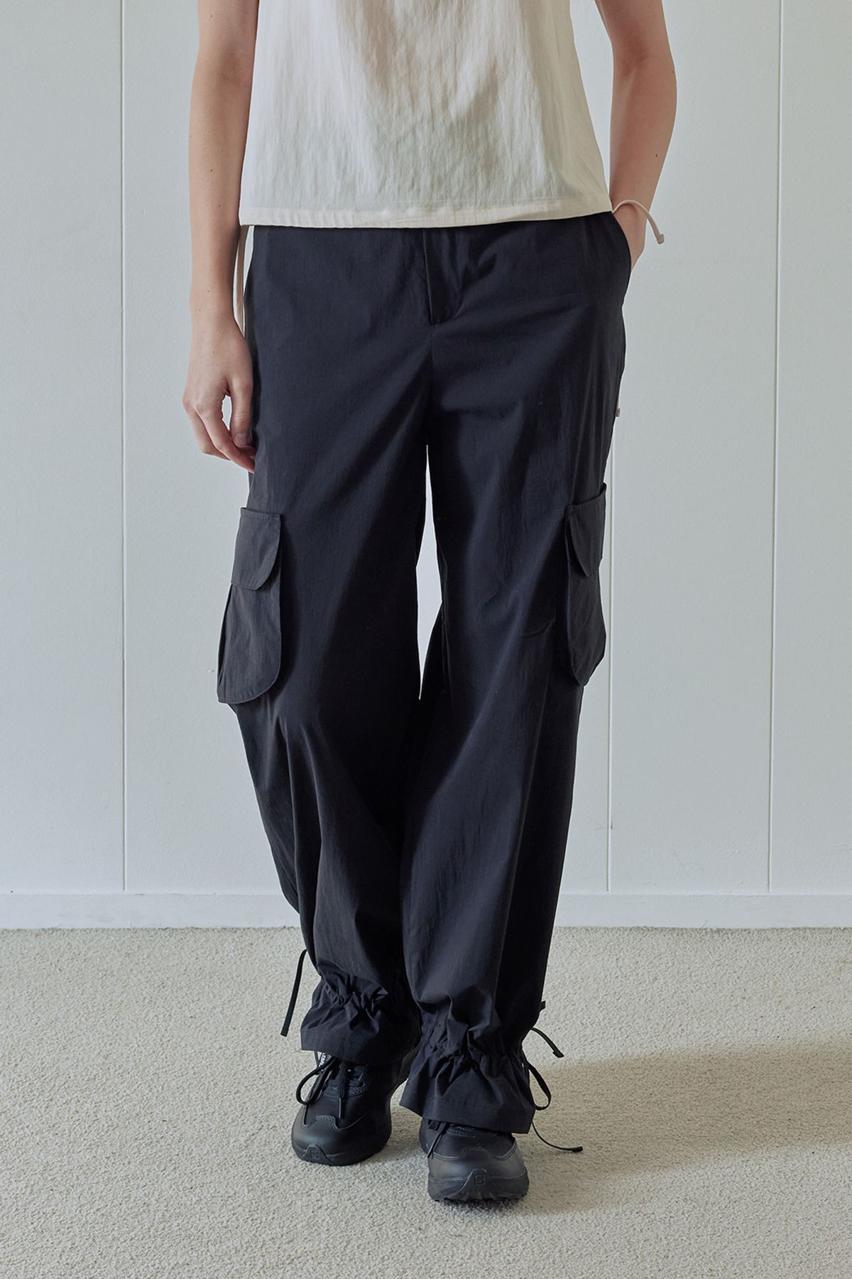 애프터아워즈(AFTERHOURS) DRAWSTRING PARACHUTE CARGO PANTS (BLACK)