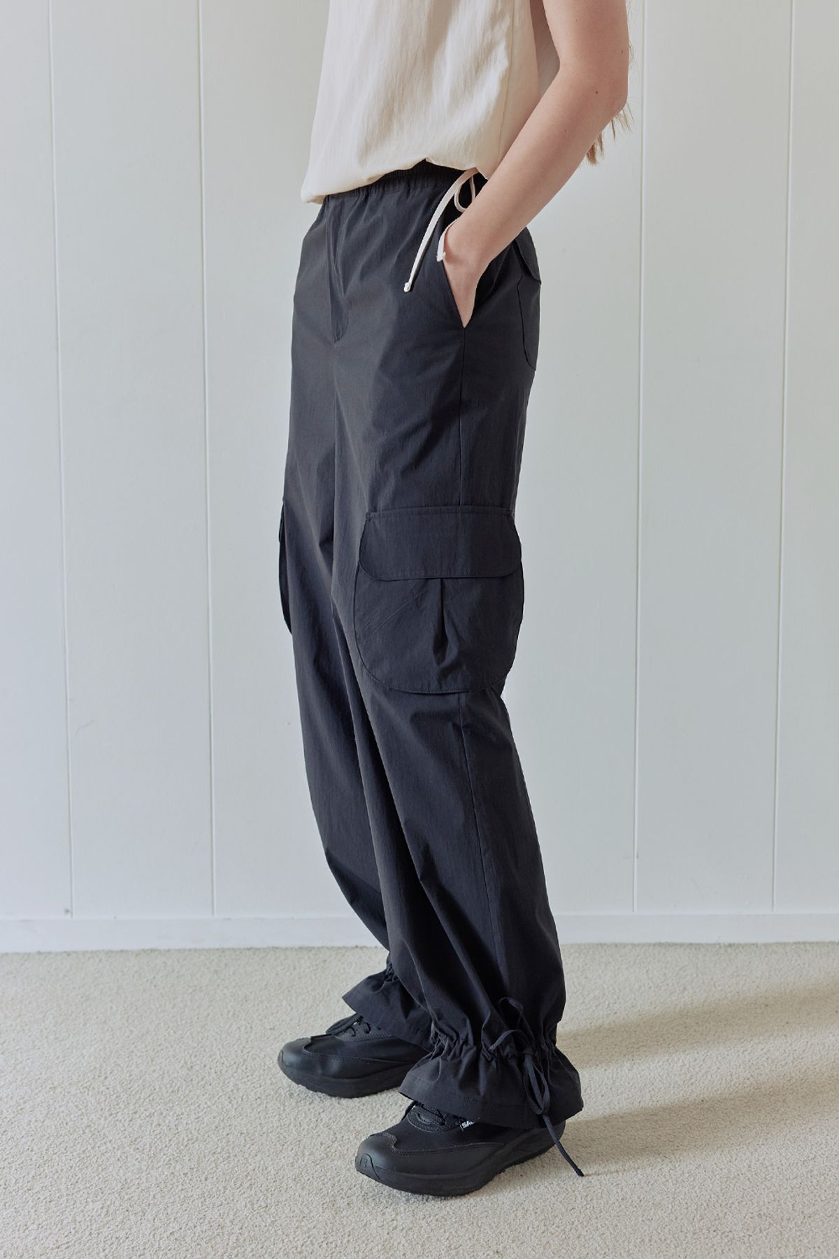 애프터아워즈(AFTERHOURS) DRAWSTRING PARACHUTE CARGO PANTS (BLACK)