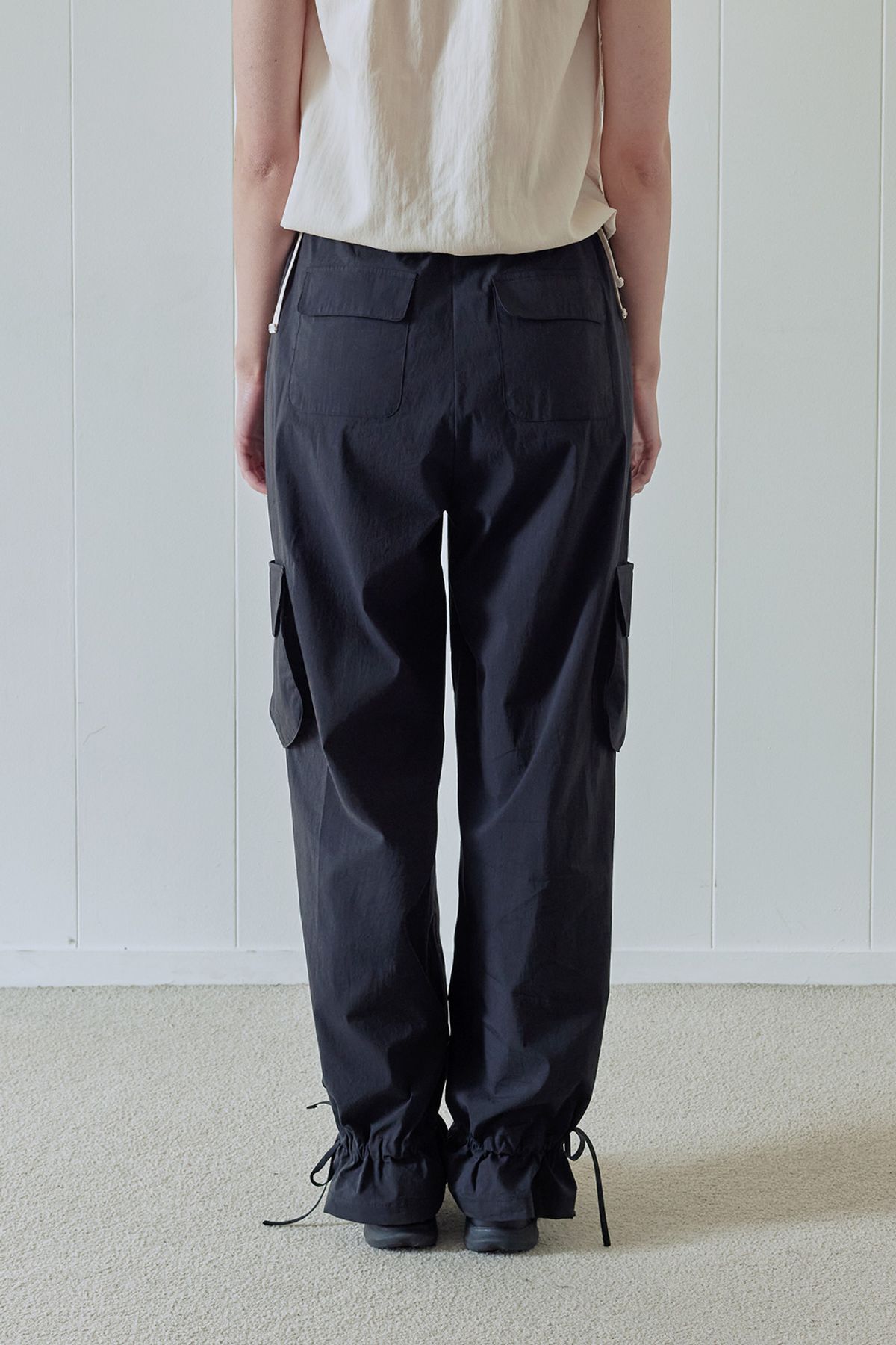 애프터아워즈(AFTERHOURS) DRAWSTRING PARACHUTE CARGO PANTS (BLACK)