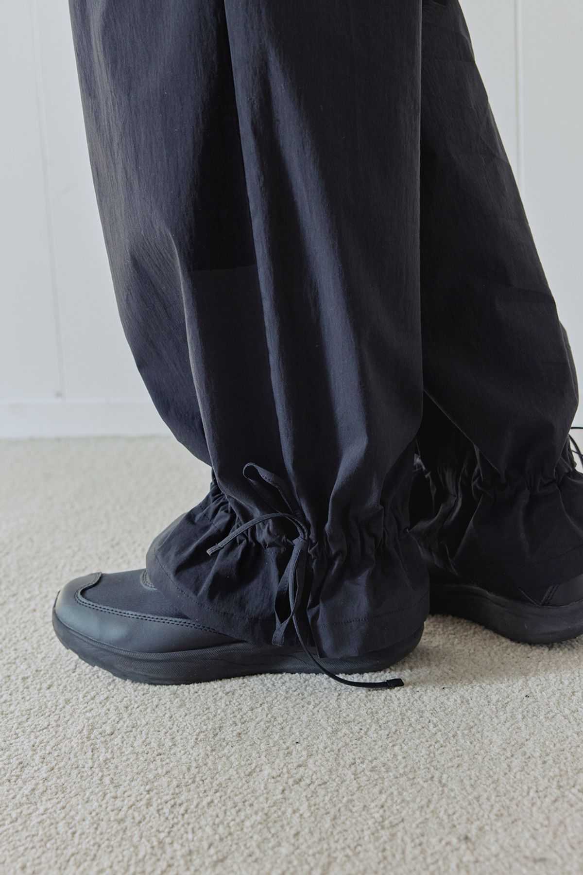 애프터아워즈(AFTERHOURS) DRAWSTRING PARACHUTE CARGO PANTS (BLACK)