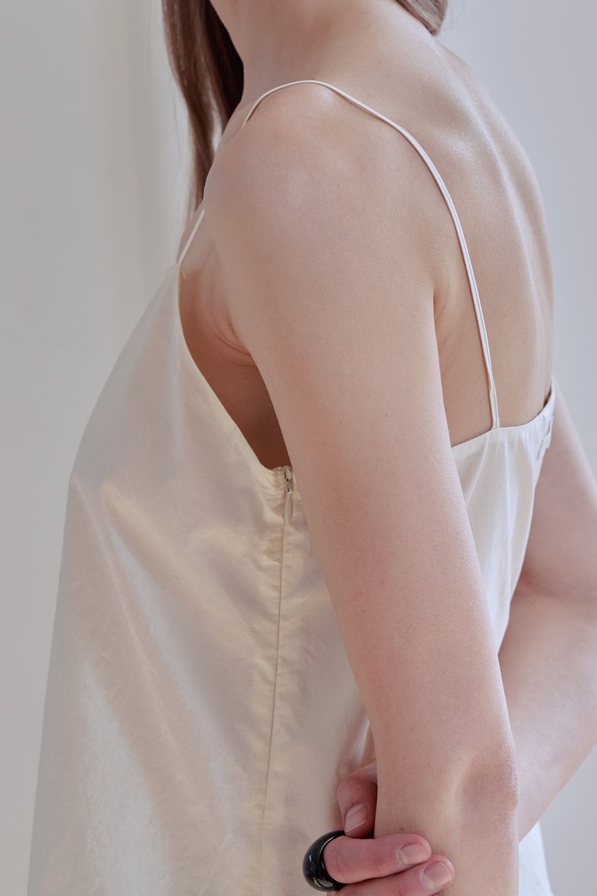 애프터아워즈(AFTERHOURS) GLOSSY LAYERED MINI DRESS (CREAM)