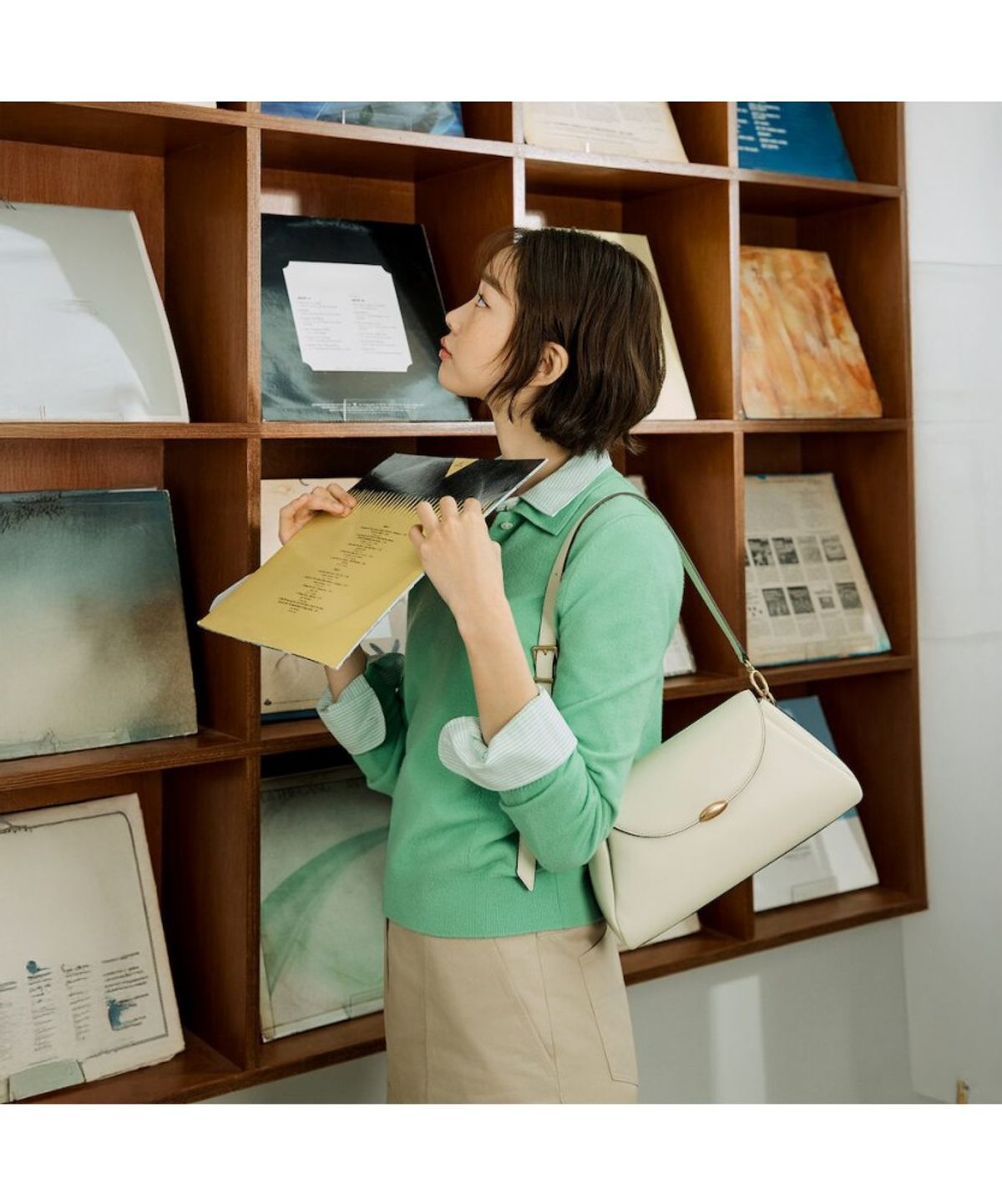 빈폴 액세서리(BEANPOLE ACCESSORY) 쉐리 소프트 플랩 숄더백 - 아이보리
