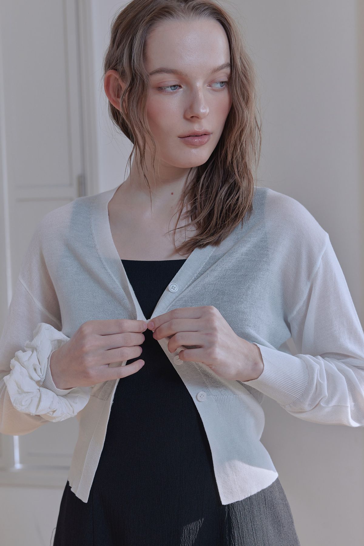 애프터아워즈(AFTERHOURS) ECOVERO V-NECK FITTED CARDIGAN (WHITE)
