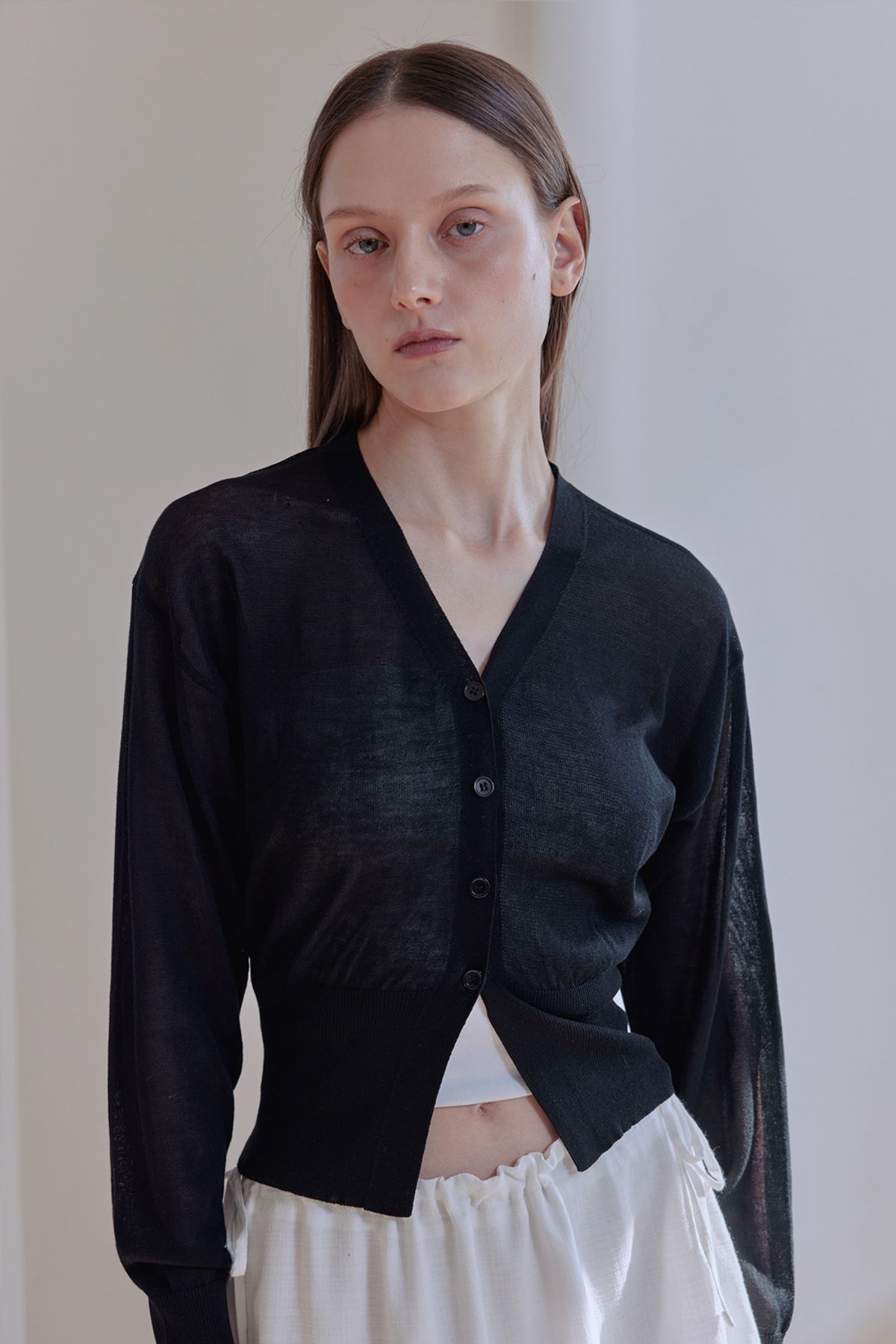 애프터아워즈(AFTERHOURS) ECOVERO V-NECK FITTED CARDIGAN (BLACK)