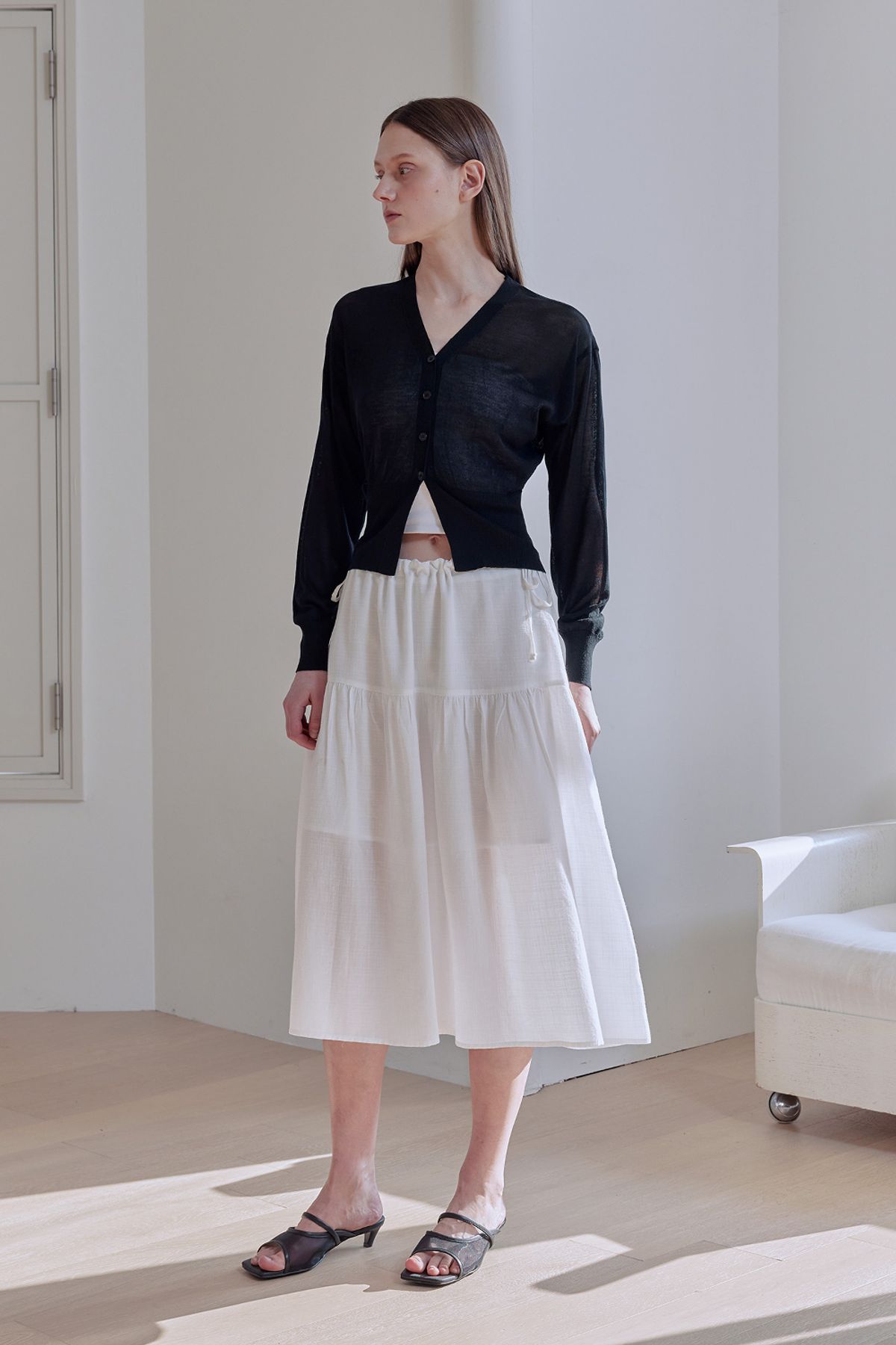 애프터아워즈(AFTERHOURS) ECOVERO V-NECK FITTED CARDIGAN (BLACK)