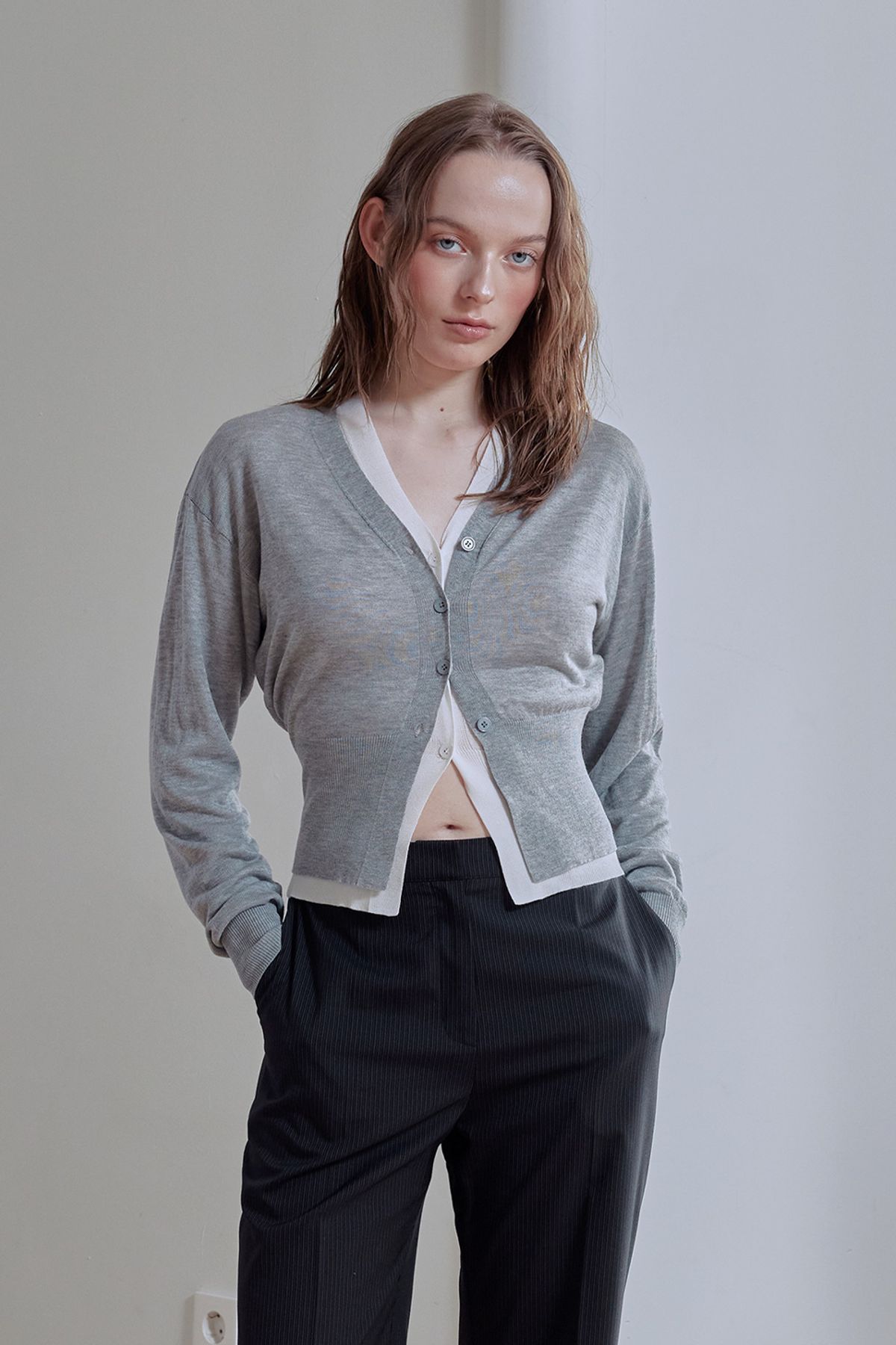 애프터아워즈(AFTERHOURS) ECOVERO V-NECK FITTED CARDIGAN (MELANGE GREY)