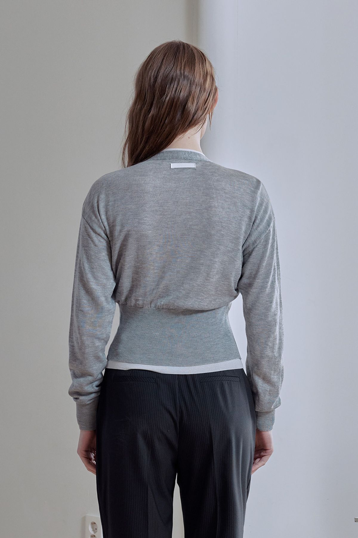 애프터아워즈(AFTERHOURS) ECOVERO V-NECK FITTED CARDIGAN (MELANGE GREY)