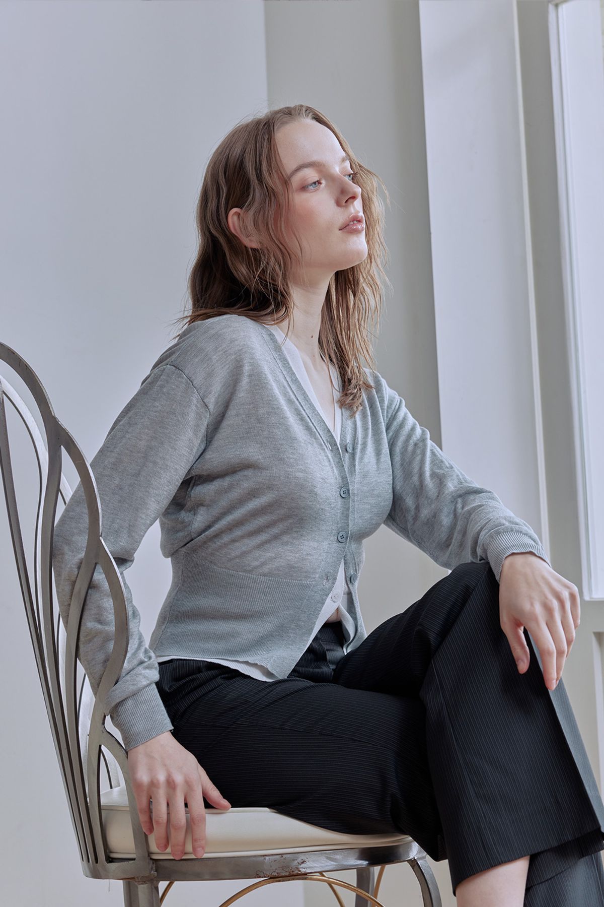 애프터아워즈(AFTERHOURS) ECOVERO V-NECK FITTED CARDIGAN (MELANGE GREY)