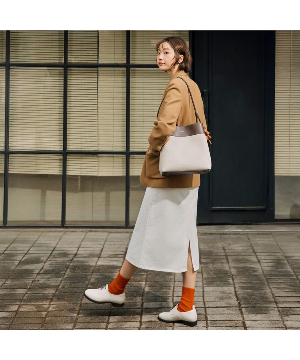 빈폴 액세서리(BEANPOLE ACCESSORY) 레이나 루프 핸들 숄더백 - 브라운