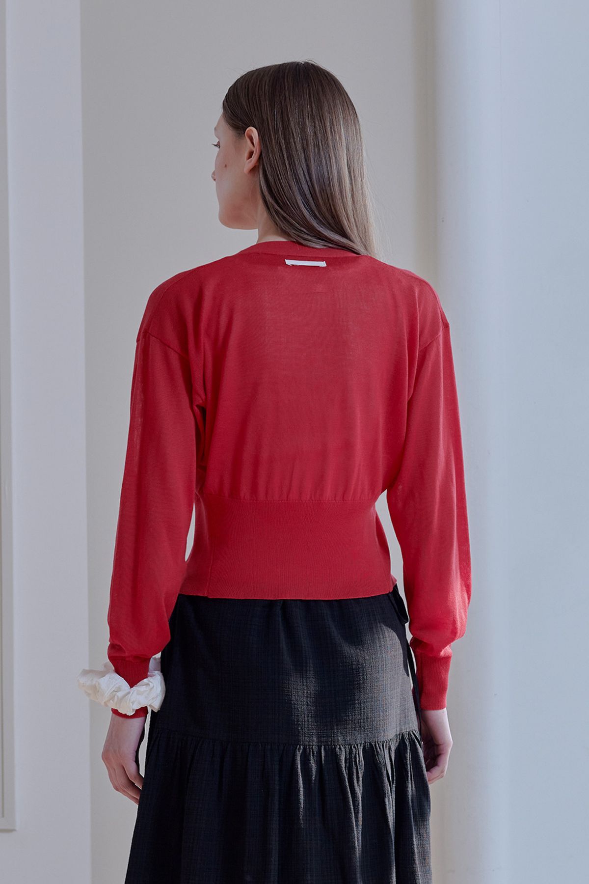 애프터아워즈(AFTERHOURS) ECOVERO V-NECK FITTED CARDIGAN (RED)