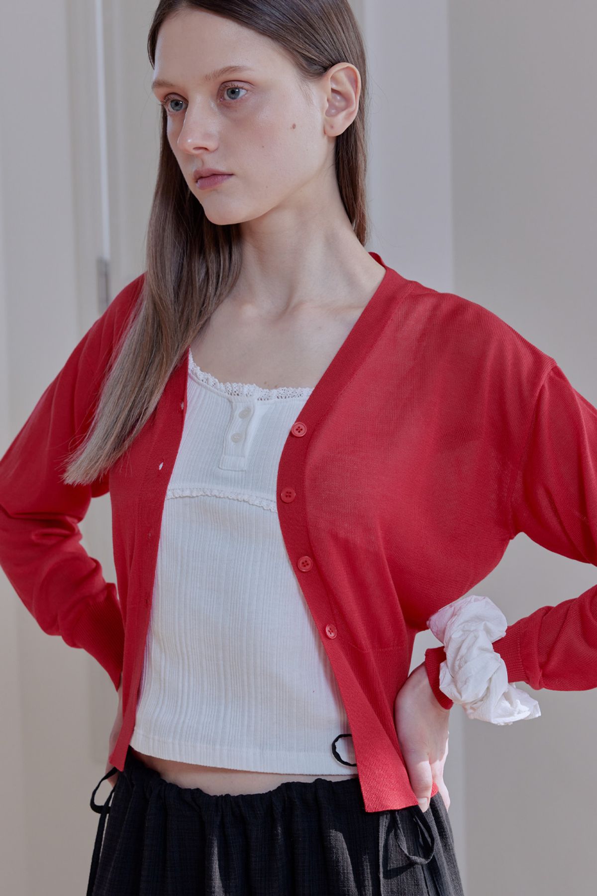 애프터아워즈(AFTERHOURS) ECOVERO V-NECK FITTED CARDIGAN (RED)