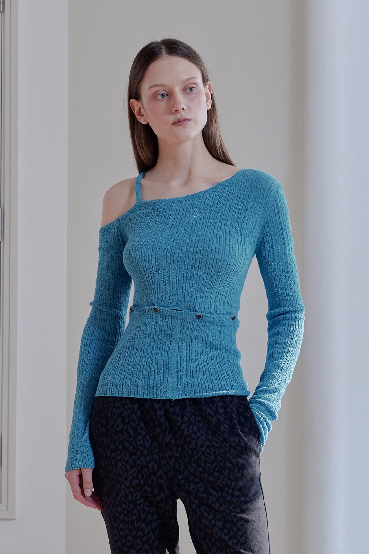 애프터아워즈(AFTERHOURS) TWO WAY RIBBED OFF SHOULDER KNIT TOP V2 (MARINE BLUE)