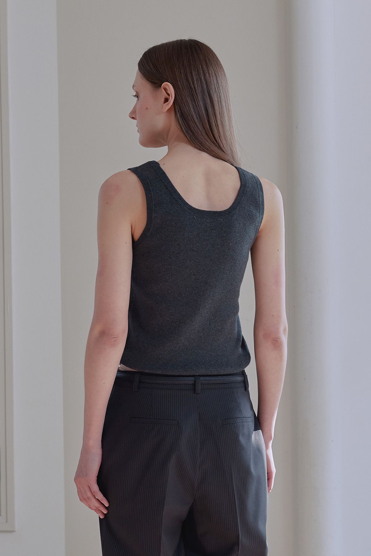 애프터아워즈(AFTERHOURS) COTTON KNIT SLEEVELESS TOP (CHARCOAL)