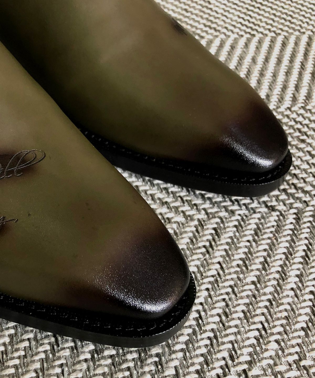 조앤슈(JOENSHOE) 카미유 사이드스트랩 각인 홀컷 올리브