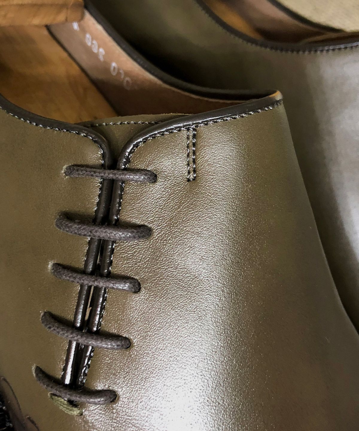 조앤슈(JOENSHOE) 카미유 사이드스트랩 각인 홀컷 올리브