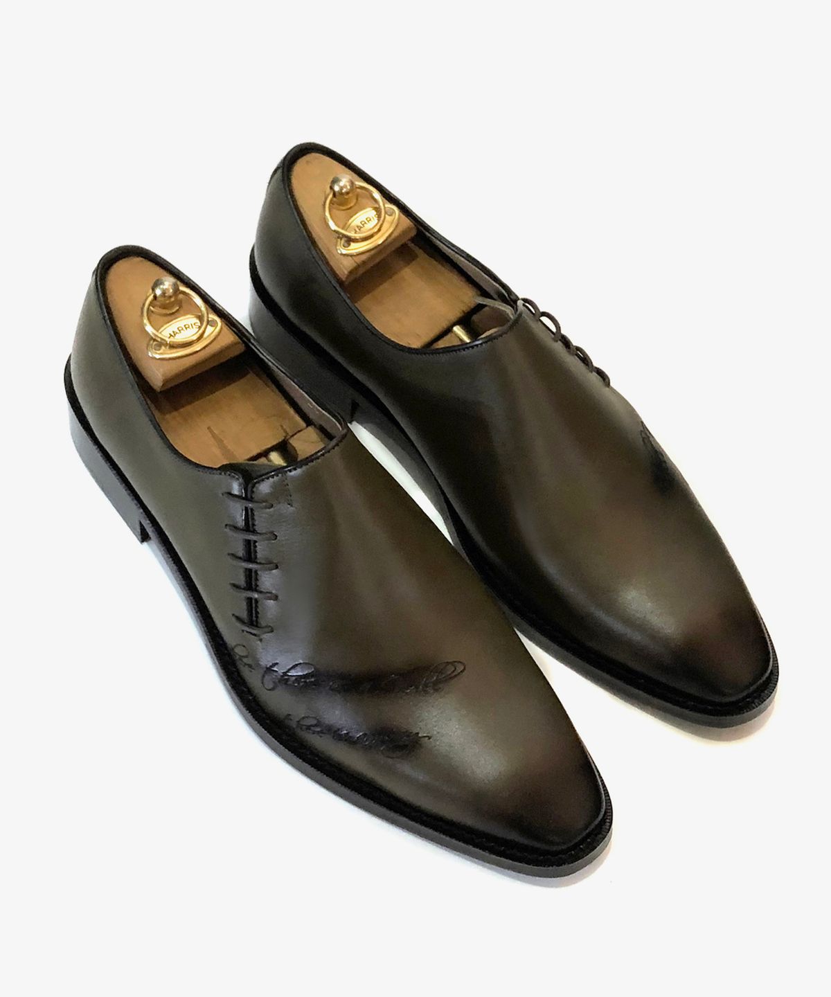 조앤슈(JOENSHOE) 카미유 사이드스트랩 각인 홀컷 올리브