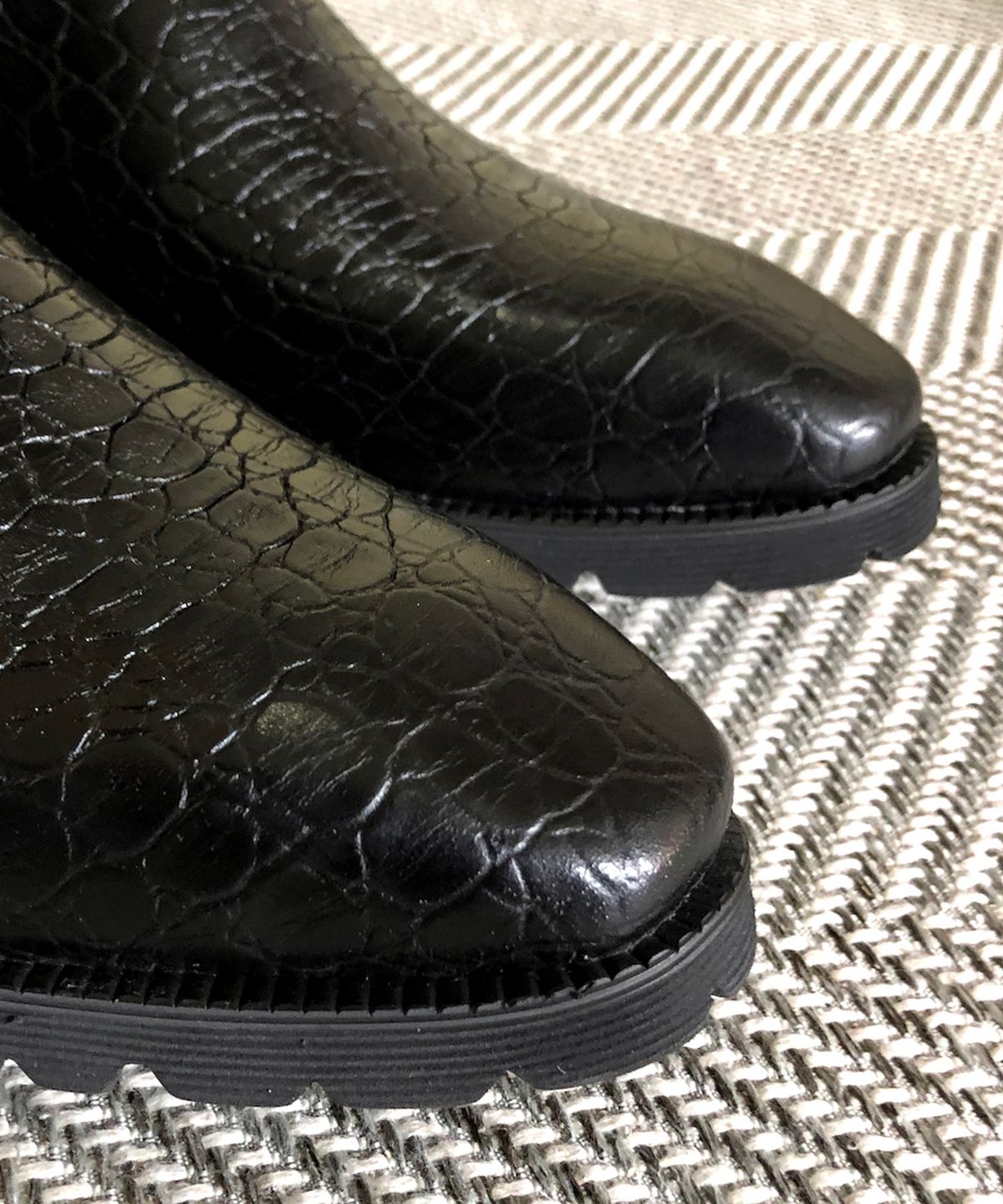 조앤슈(JOENSHOE) 엘리펀트 백지퍼 릴 첼시부츠 블랙
