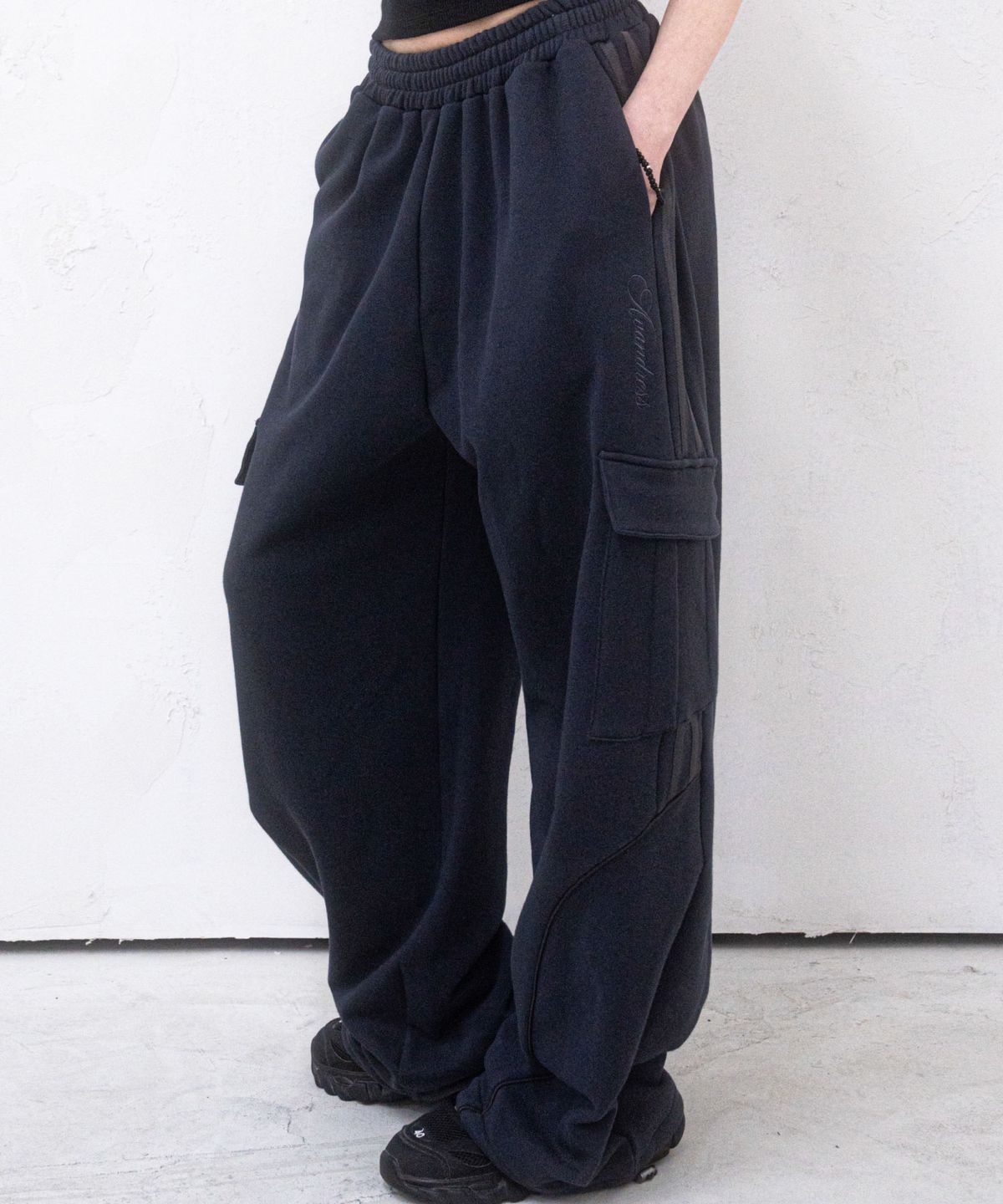 어반드레스(AVANDRESS) Semicircle Track Wide Pants - 4COL