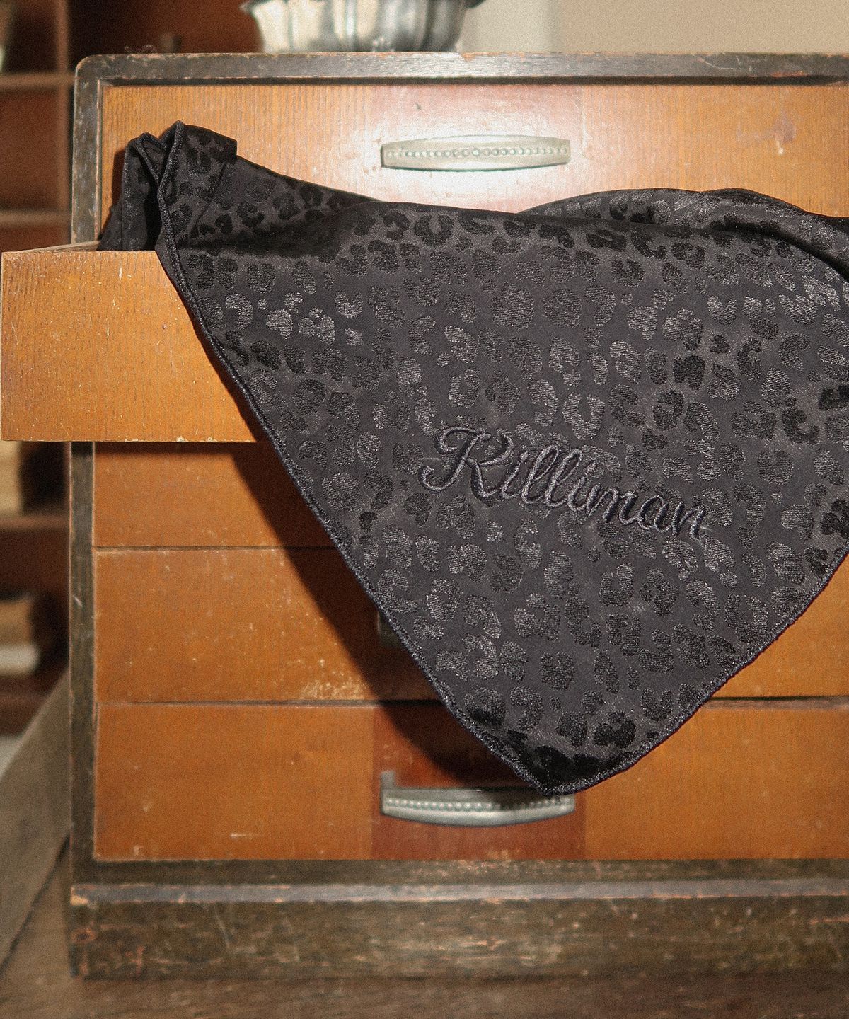 킬리만(KILLIMAN) Chic Leopard Scarf - Black