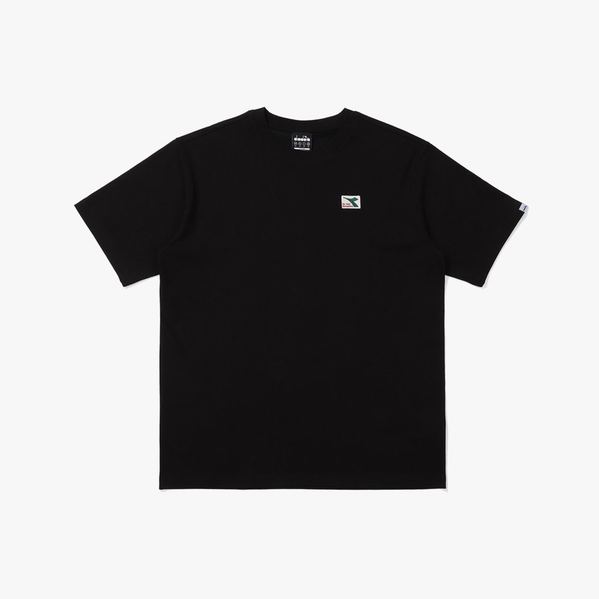디아도라(diadora) 프리즈 와펜 반팔 티셔츠 BLACK