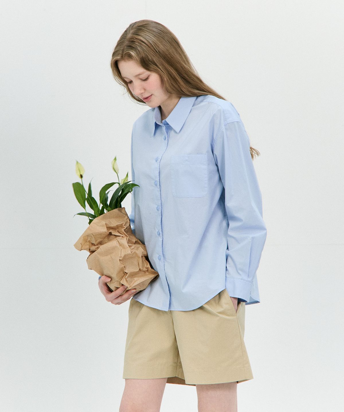 베이직하우스(BASIC HOUSE) 여성 포플린 세미오버핏 긴팔셔츠 스카이블루 LZWS0201