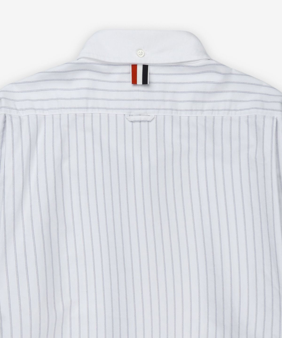 톰 브라운(THOM BROWNE) 스트레이트 핏 미니 라운드 카라 셔츠 - 블루 / MWL414CF0013450