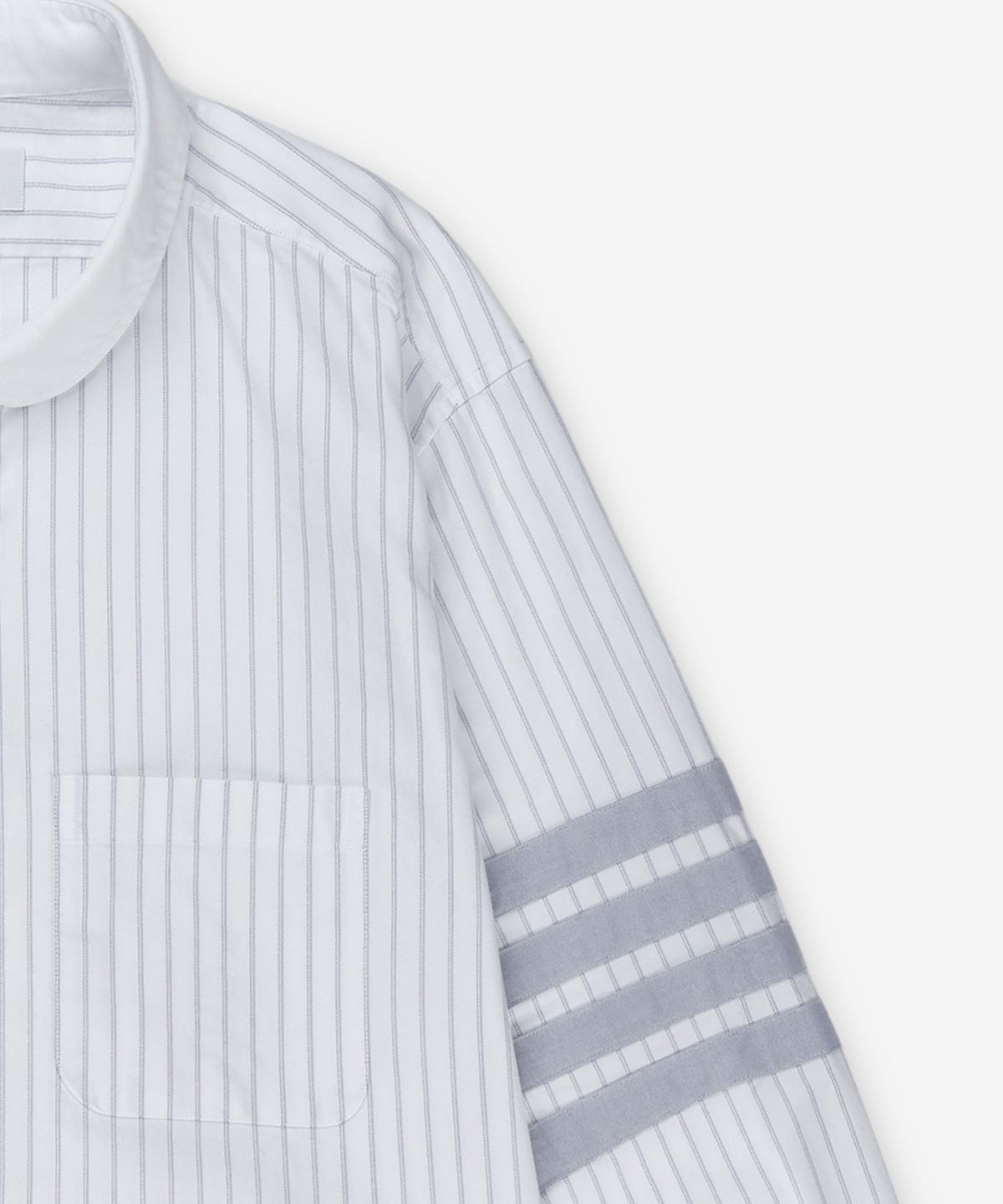 톰 브라운(THOM BROWNE) 스트레이트 핏 미니 라운드 카라 셔츠 - 블루 / MWL414CF0013450