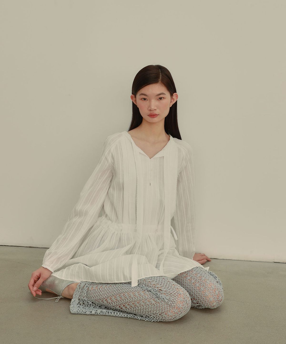 아우로(OURO) FRILL MINI DRESS [ WHITE ]