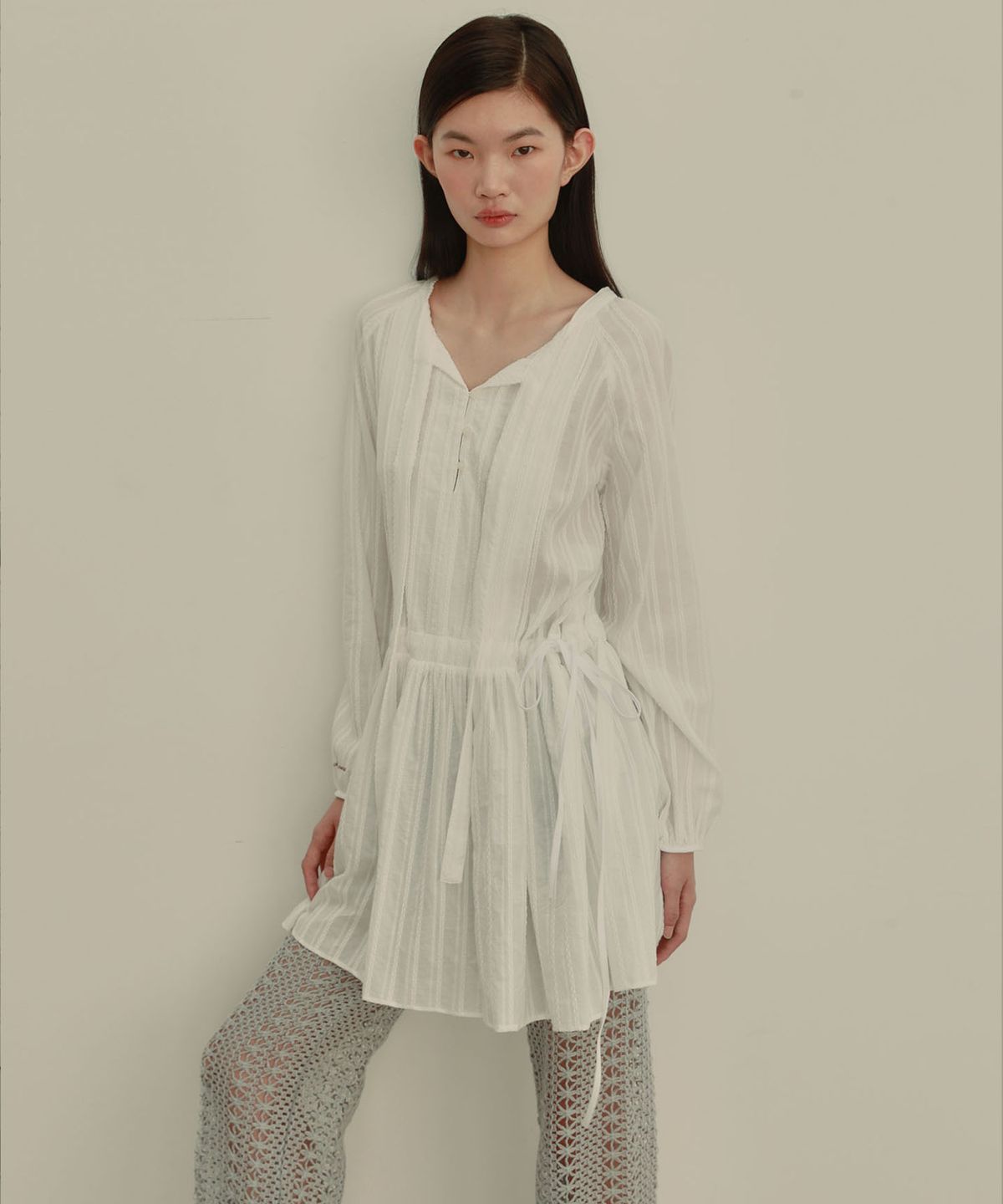 아우로(OURO) FRILL MINI DRESS [ WHITE ]