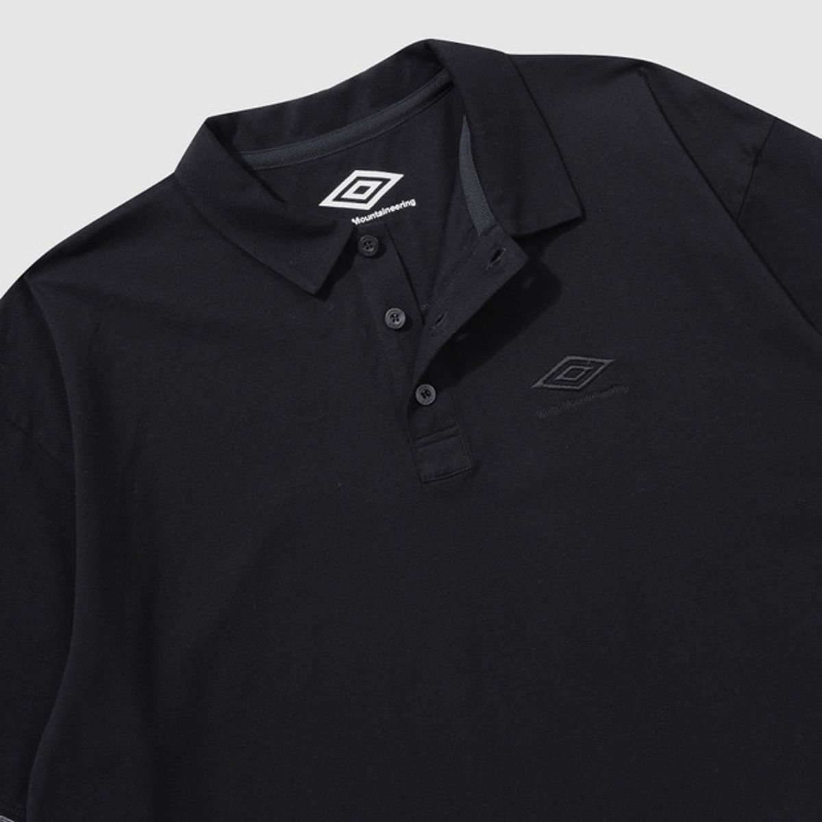 엄브로(UMBRO) [UMB X White Mountaineering] 반팔 폴로 셔츠 블랙(UQ111CTS29)