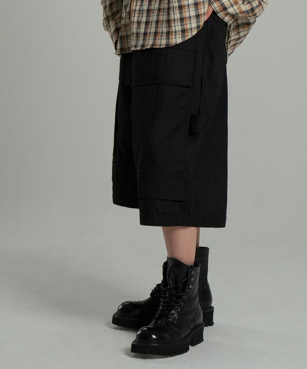 아이돈워너셀(IDWS) Ignis Maxi Cargo Bermuda Shorts Black
