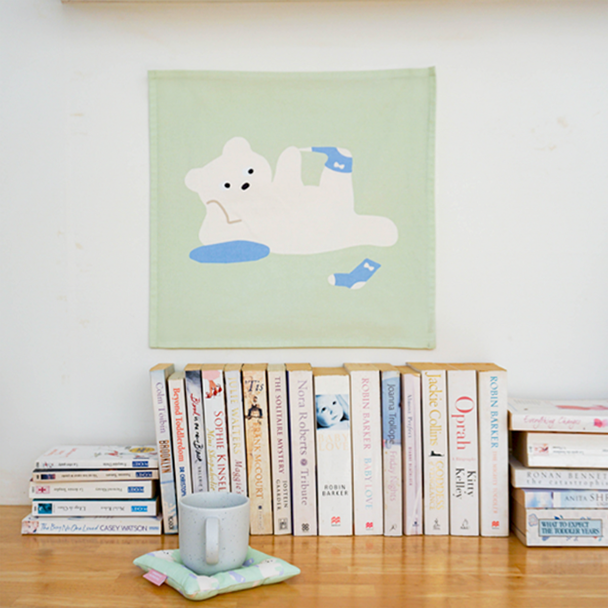 리코하우스(LICO HOUSE) 양말벗는 곰 일러스트 패브릭 포스터