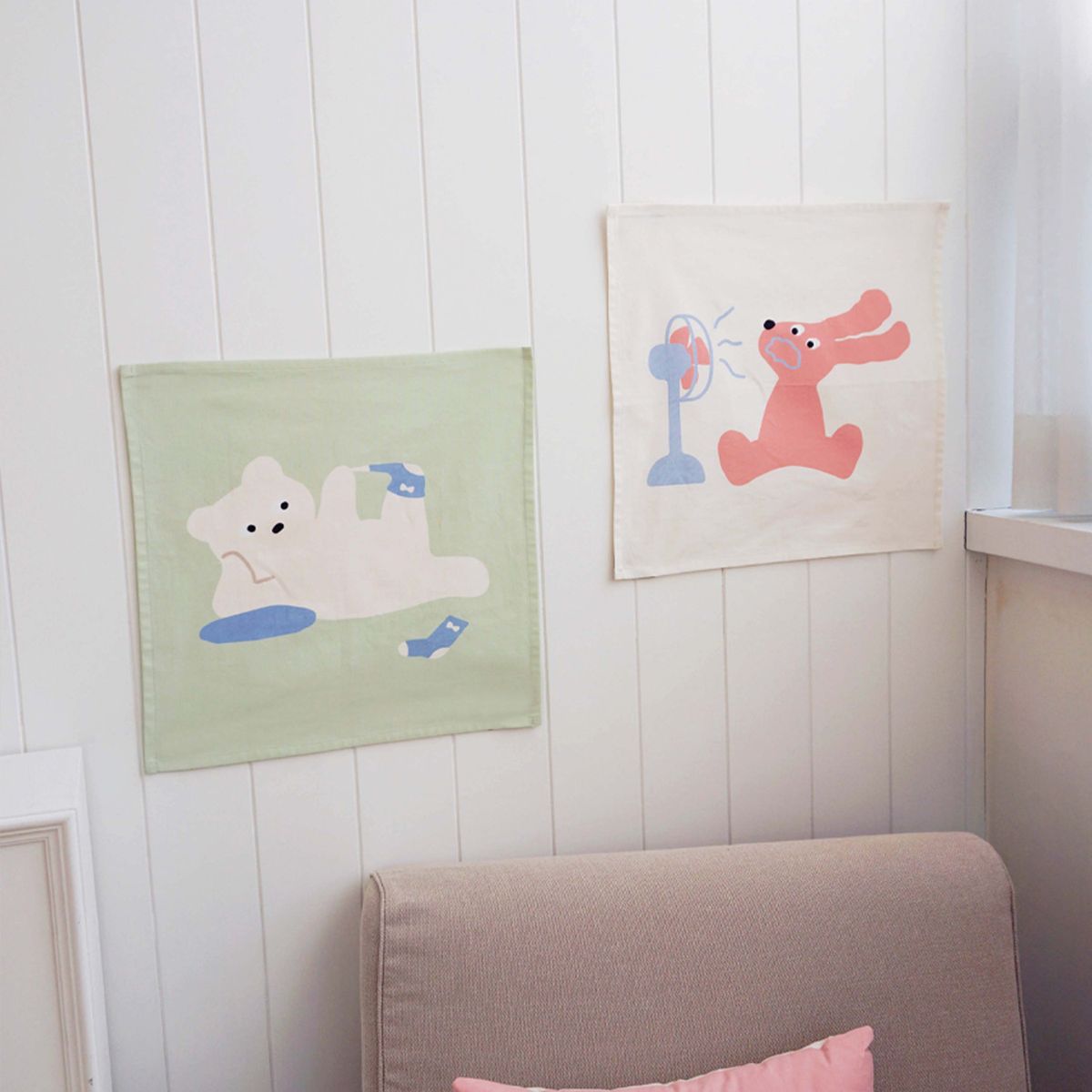 리코하우스(LICO HOUSE) 양말벗는 곰 일러스트 패브릭 포스터