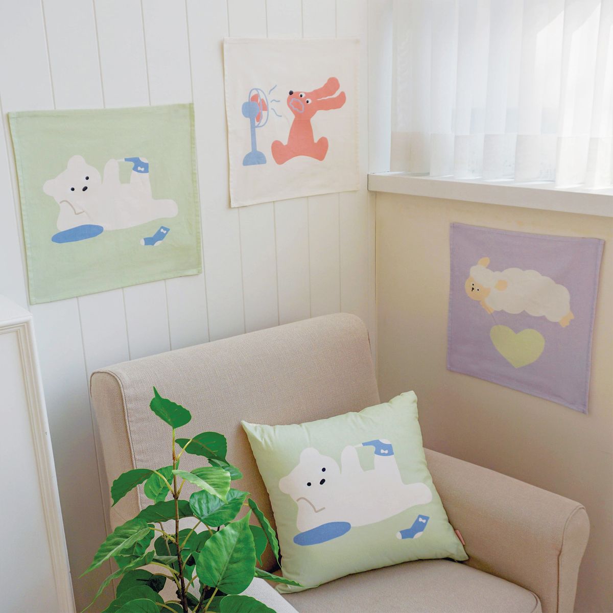 리코하우스(LICO HOUSE) 양말벗는 곰 일러스트 패브릭 포스터