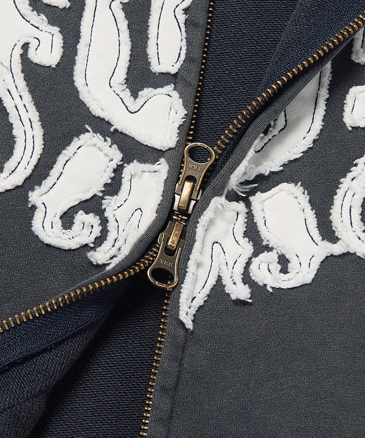 위캔더스(WKNDRS) APPLIQUE ZIPUP HOODIE (CHARCOAL)