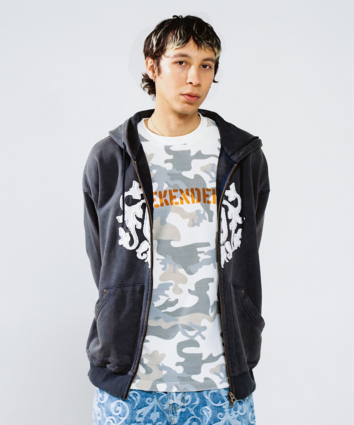 위캔더스(WKNDRS) APPLIQUE ZIPUP HOODIE (CHARCOAL)