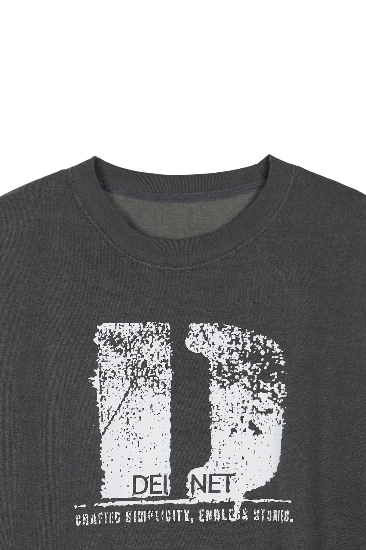 다이닛(DEINET) D ACCENT CRACK LOGO T-SHIRTS IN CHARCOAL